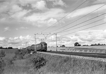 150907 Afbeelding van een electrisch treinstel mat. 1946 van de N.S. in een landschap met korenschoven ter hoogte van ...